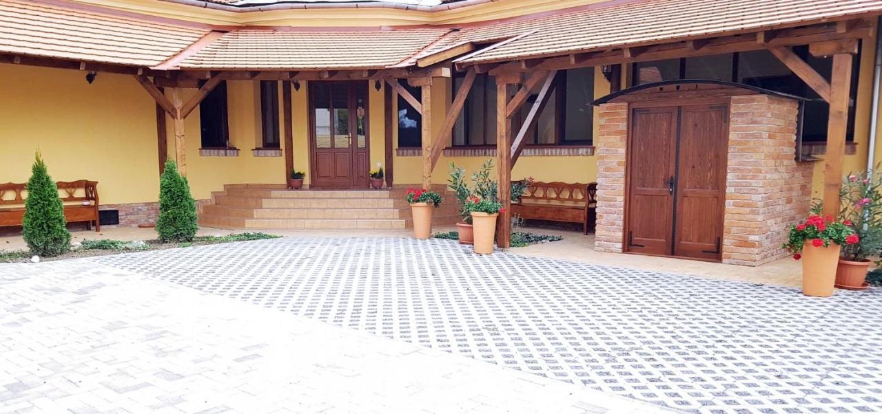 Toscana Apartman Дьюла Экстерьер фото